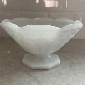 Vintage milk glass pedestal fruit bowl grapes leaf